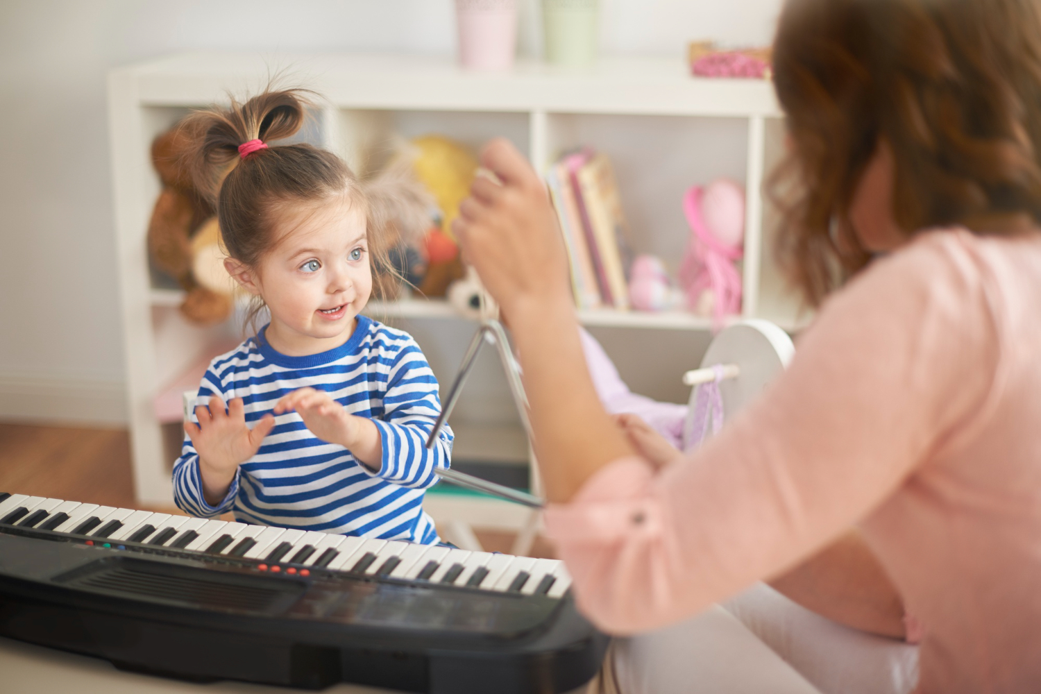 little girl learning play piano 1